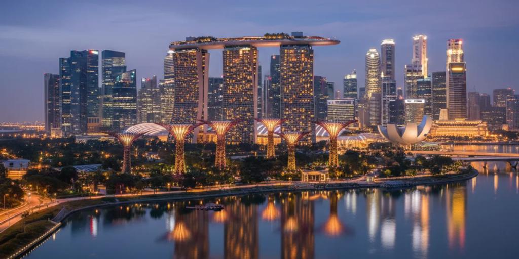 Panorama Marina Bay i Superdrzewa w Gardens by the Bay rozświetlone w niebieskiej godzinie