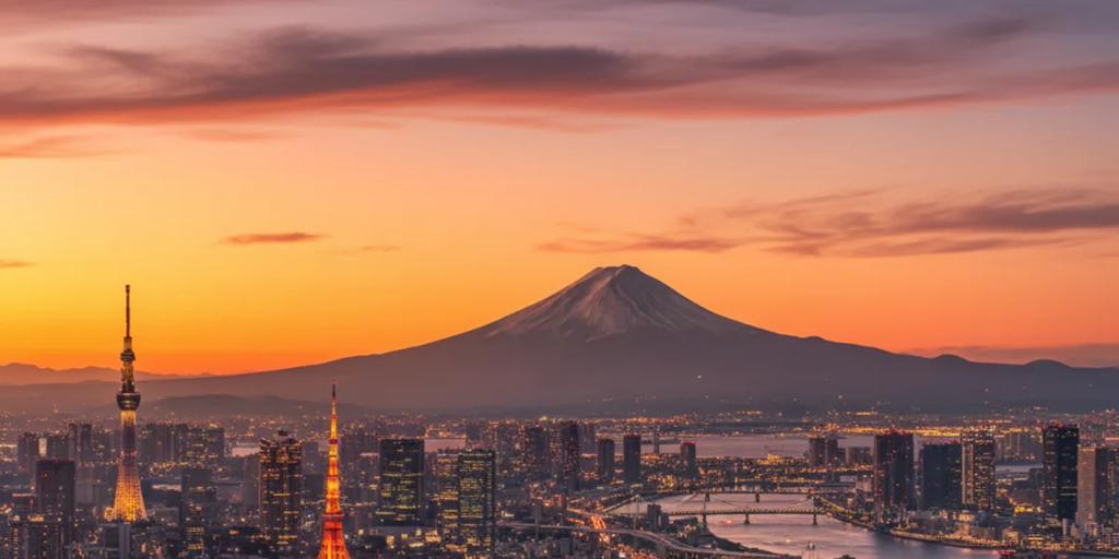 Panorama Tokio o zmierzchu z górą Fudżi wznoszącą się na horyzoncie