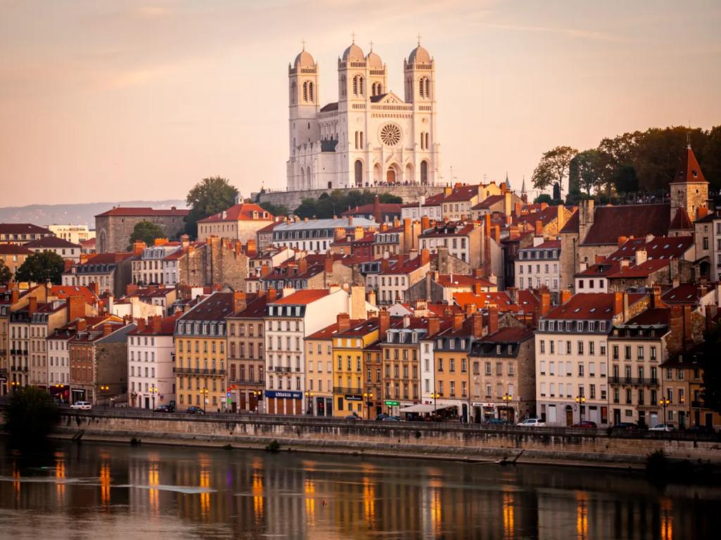eSIM Lyon - Kup przedpłacone dane podróżne dla Lyon, Francja